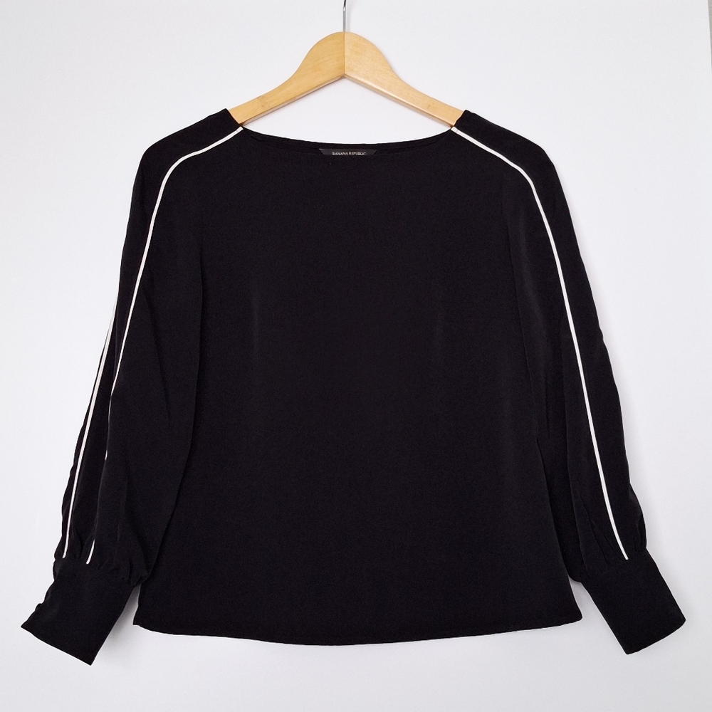4️⃣/$2️⃣9️⃣Banana Republic Black Blouse with White Trim
